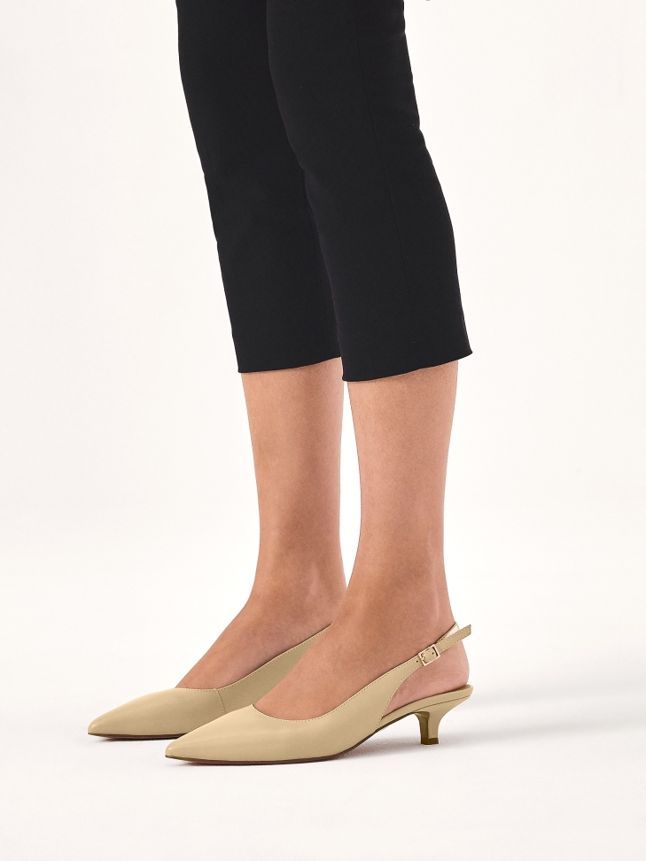 Beige leather duckling pumps