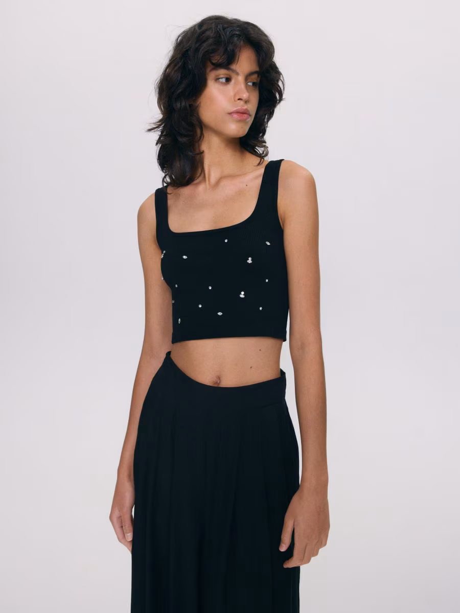 Top With A Decorative Appliqu&eacute;