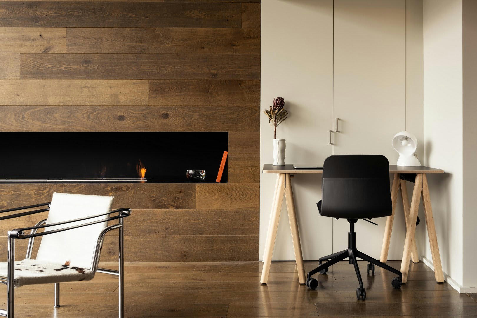 - Bureau démontable pieds en bois et plateau noir 130x70cm