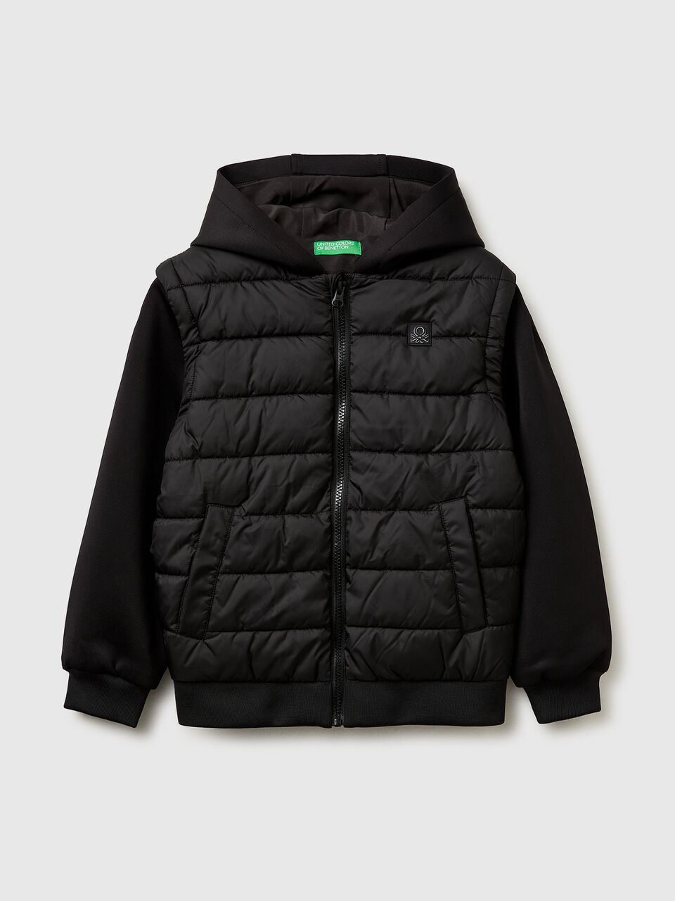 Jacket with detachable sleeves