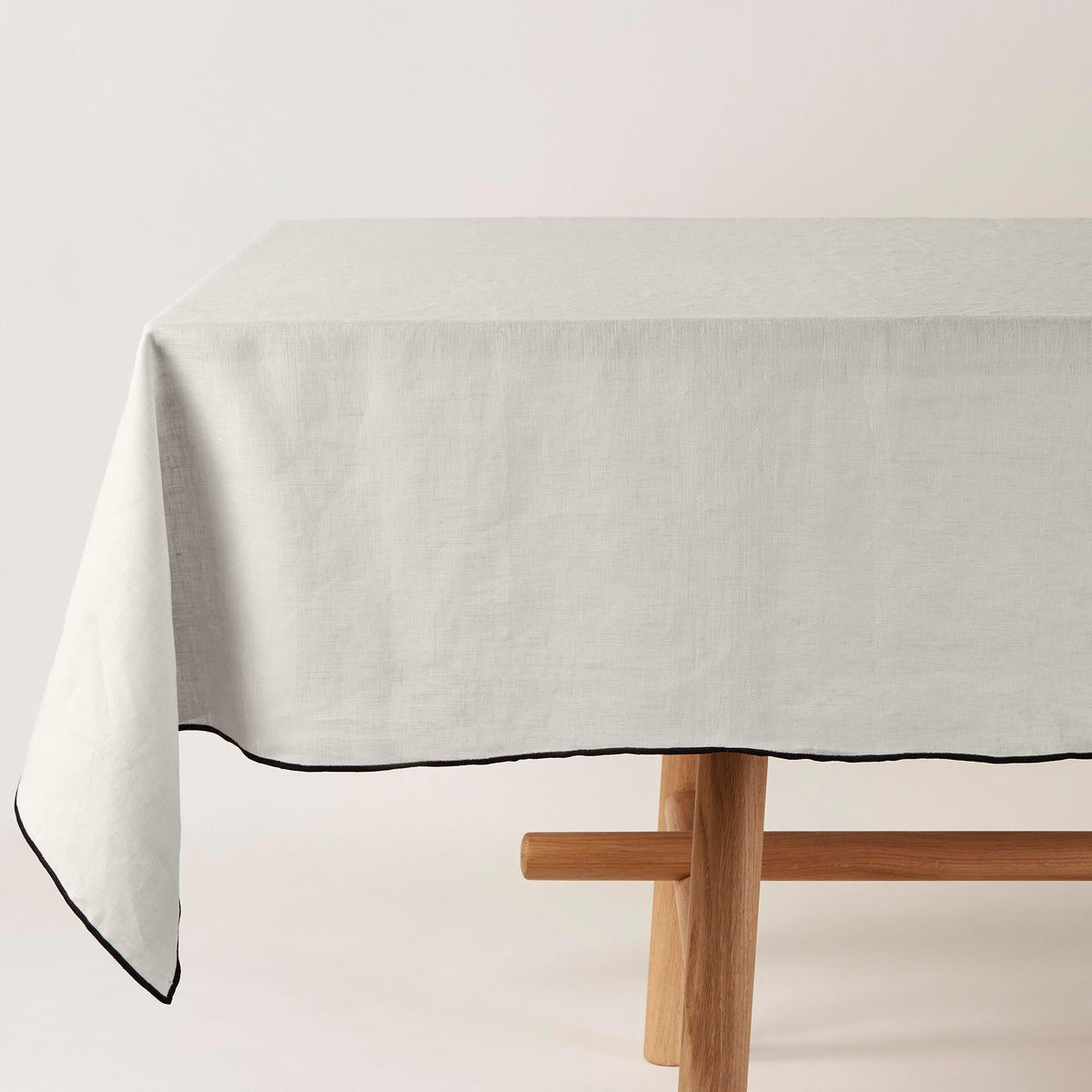 Madura Rechthoekig tafelkleed Carlina kalksteen en zwarte hommel 170x250 cm