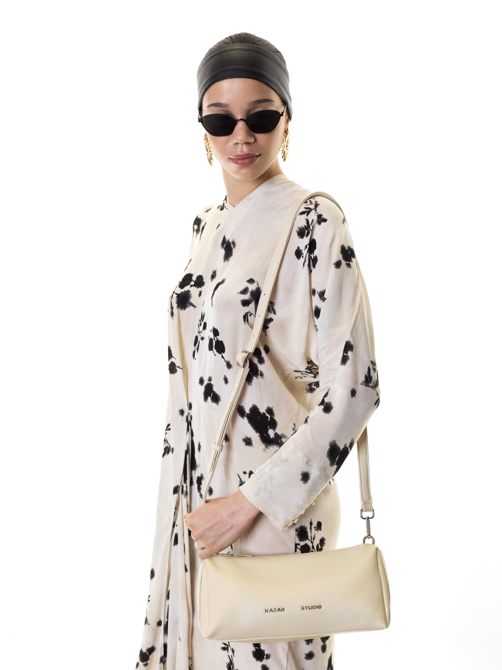 Elongated leather handbag with detachable straps