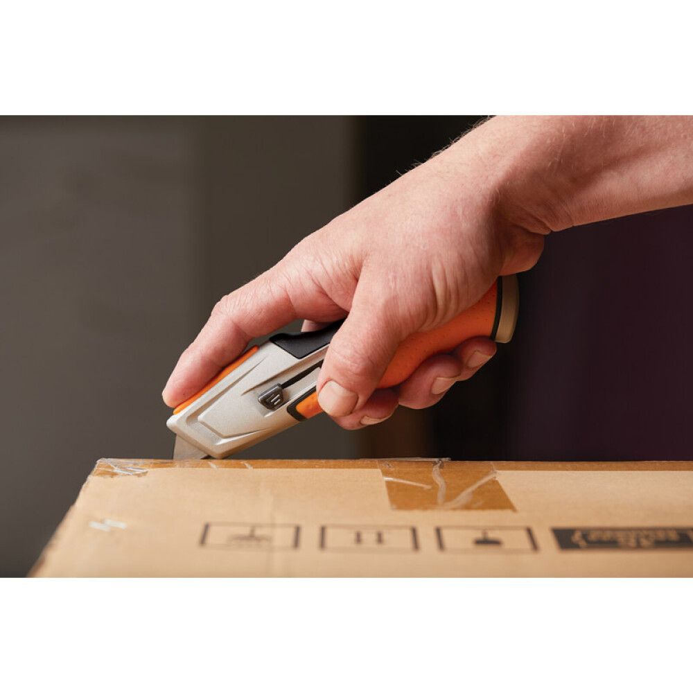 UNIVERSALKNIV FISKARS CARBON INNFELLBART BLAD 17CM