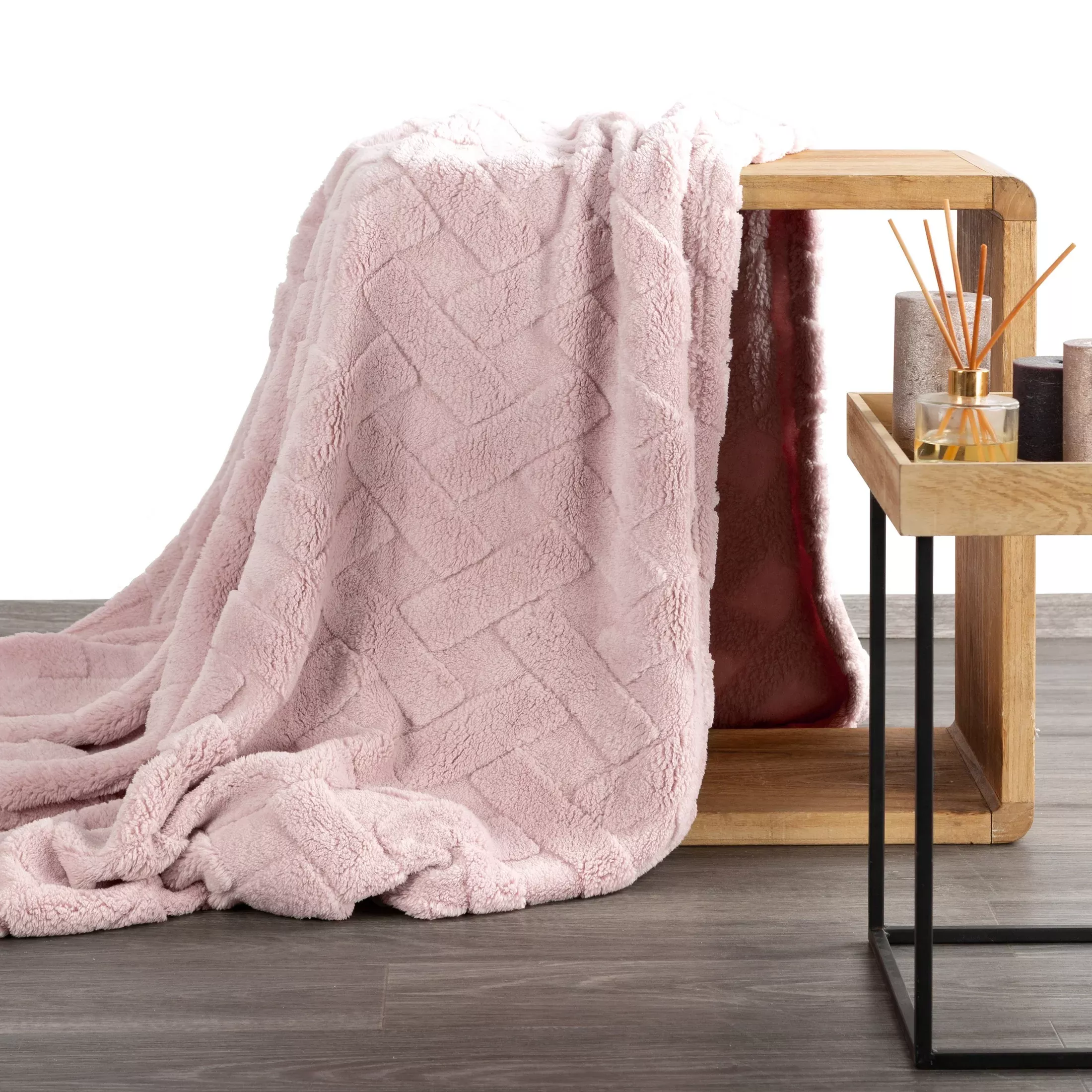 Koc flano 170x210 cm różowy zdobiony wytłaczanym wzorem CARO Design 91