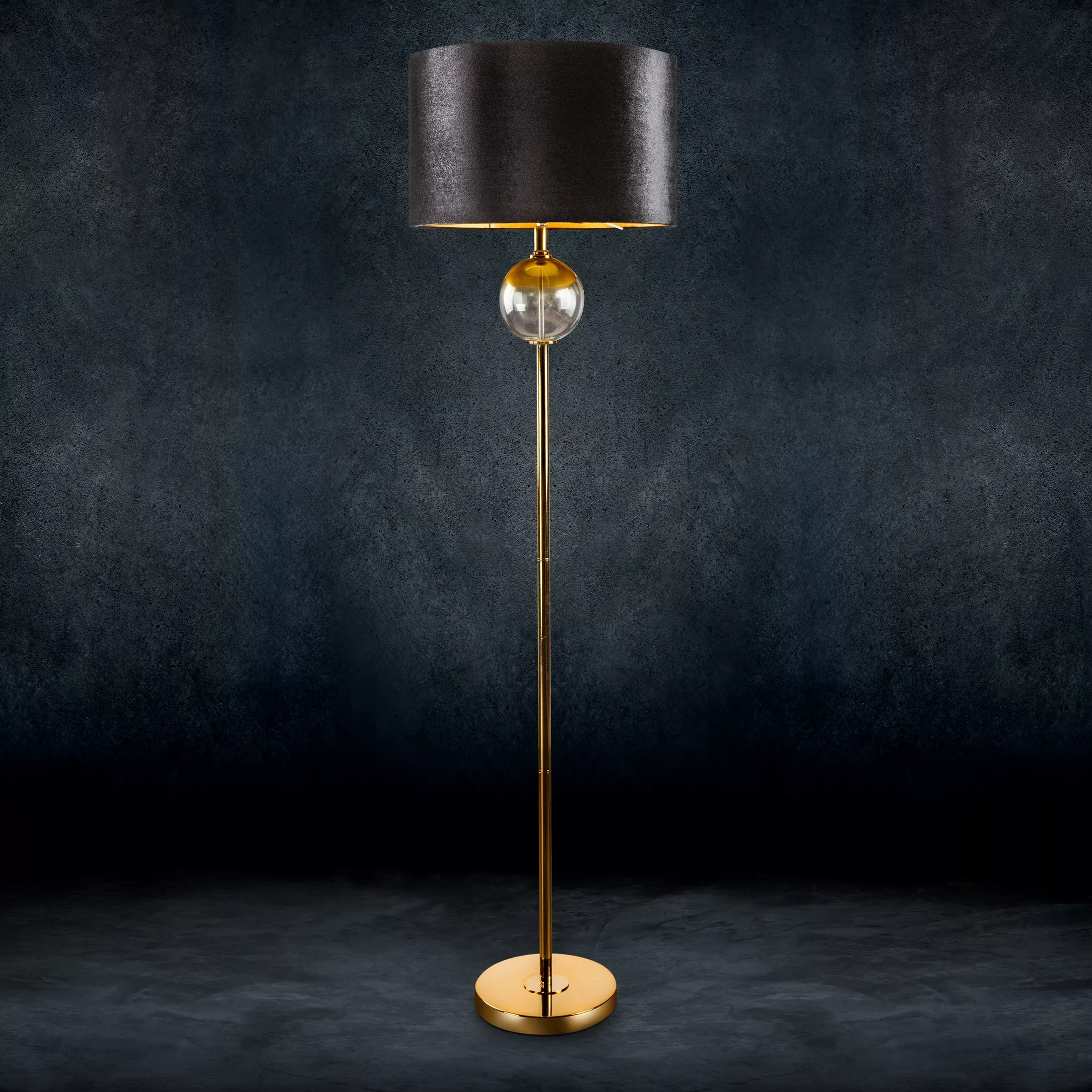 Lampa stojąca do salonu czarno, złota KAJA na podstawie łączącej szkło i metal z welwetowym abażurem