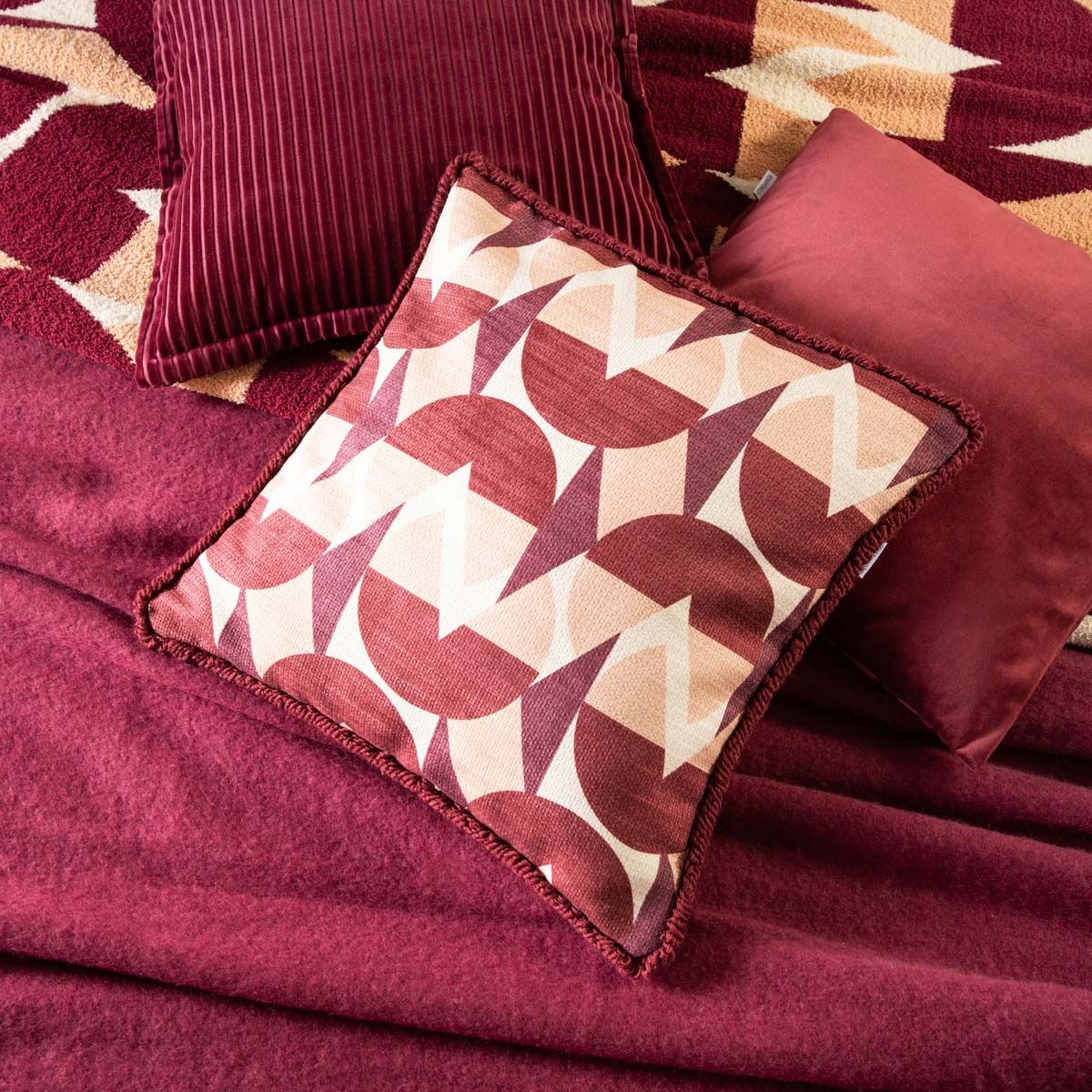 Poszewka CHERRY CHIC szenilowa z dekoracyjną lamówką i strukturalnym wzorem 45x45cm