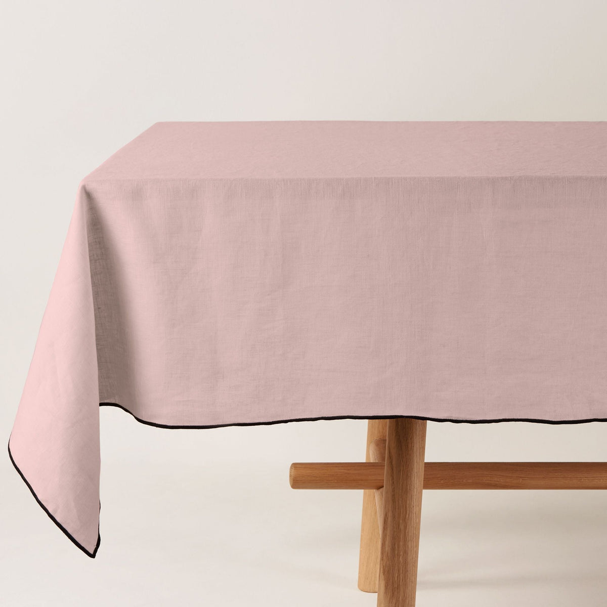 Madura Vierkant tafelkleed Carlina poederroze en zwarte hommel 170x170 cm
