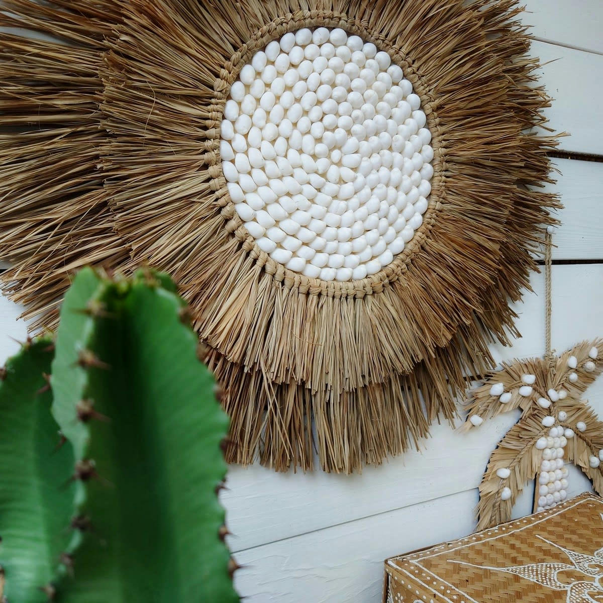 BALIRA - Décoration murale en raphia et coquillages, beige/blanc D55 cm