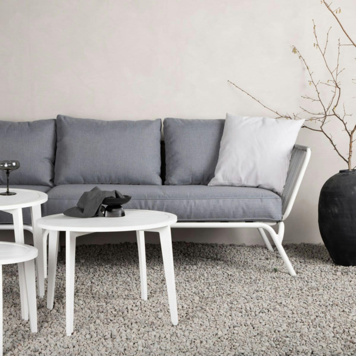 MEZZANO - Salon de jardin grand canapé d'angle + 3 tables basses blanc