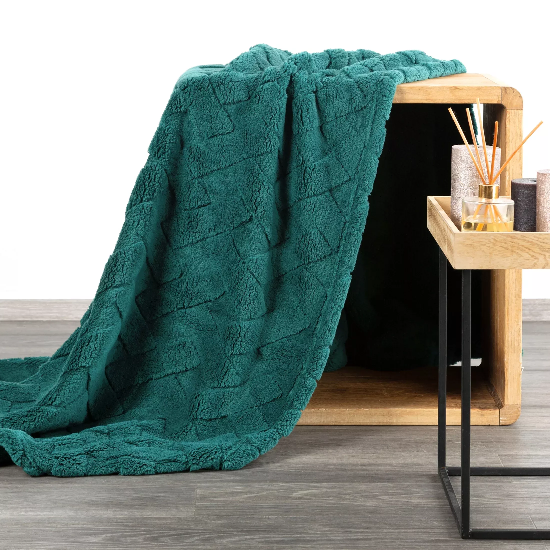 Koc flano 150x200 cm ciemnozielony zdobiony wytłaczanym wzorem CARO Design 91