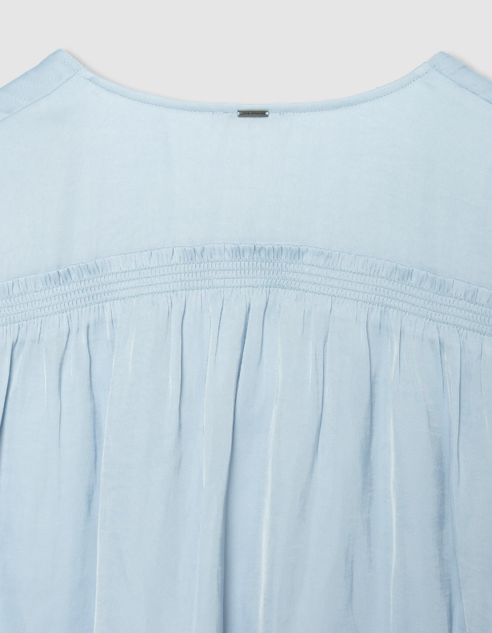 Top bleu satiné détails smocks Femme