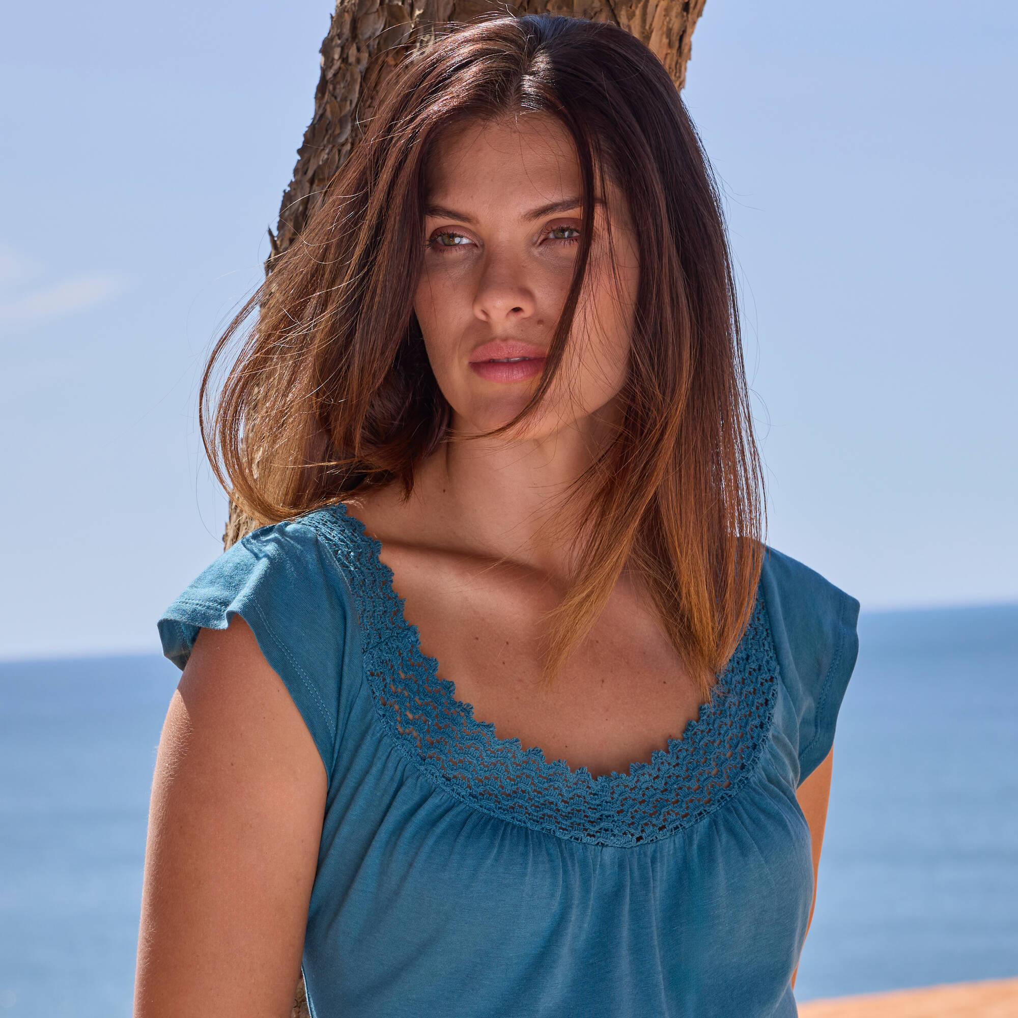 Robe courte en maille, décolleté macramé