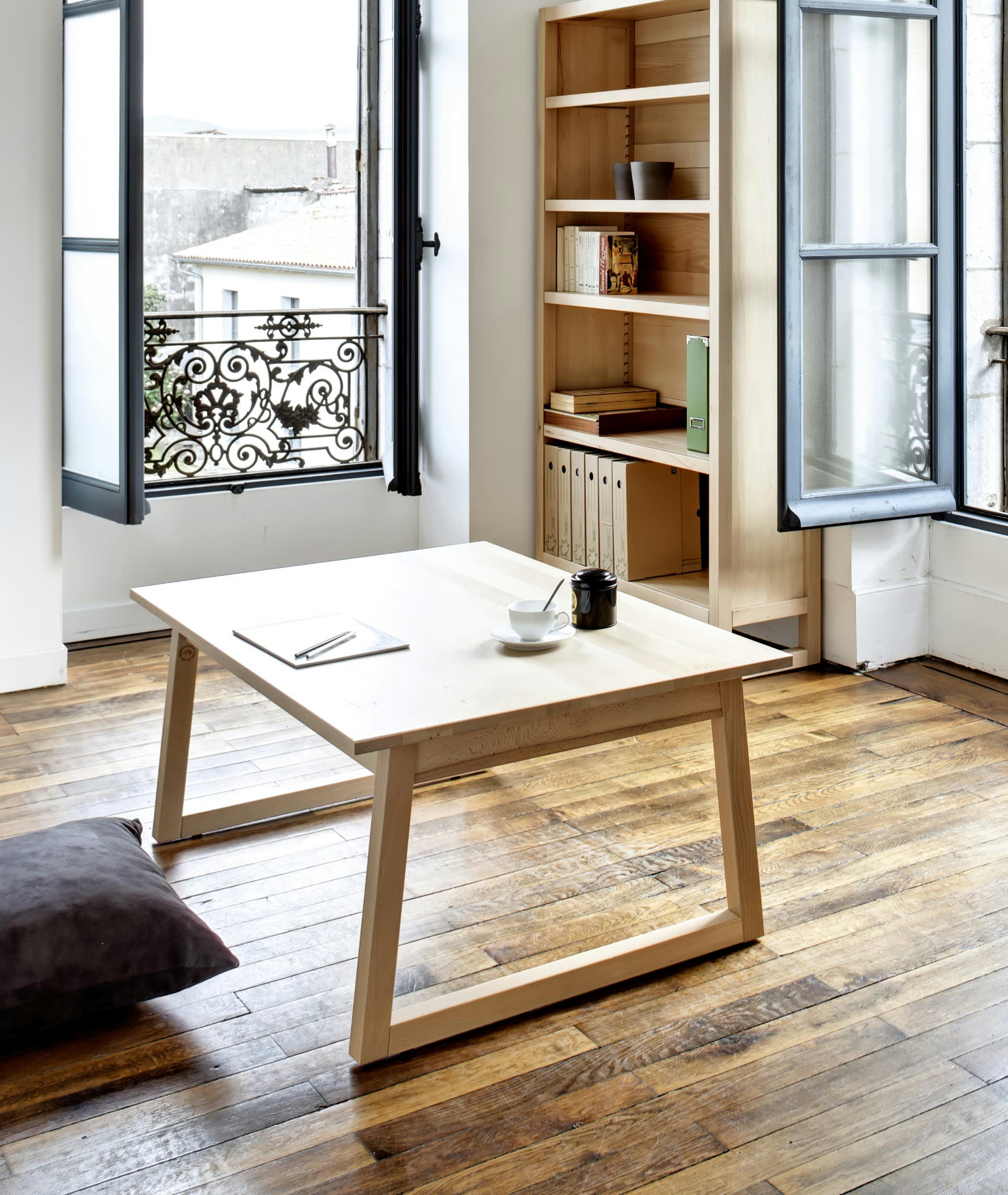 COMPAGNIE - Grande table basse en hêtre avec pieds traineaux, vernie