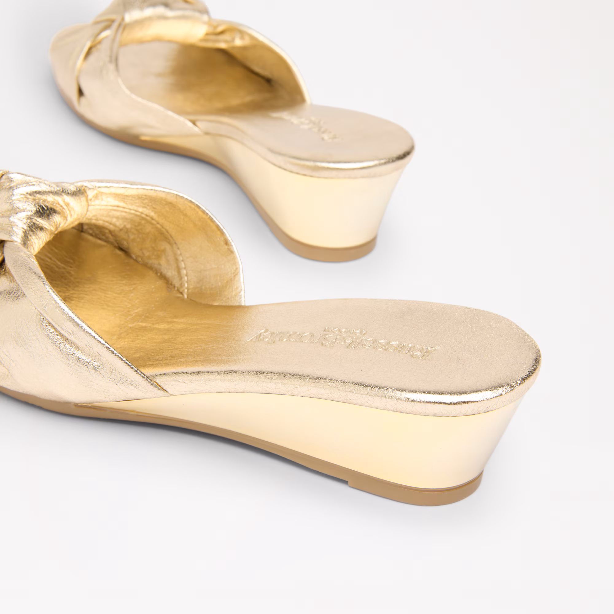 Softy Low<br>Low Knot Mule Wedge