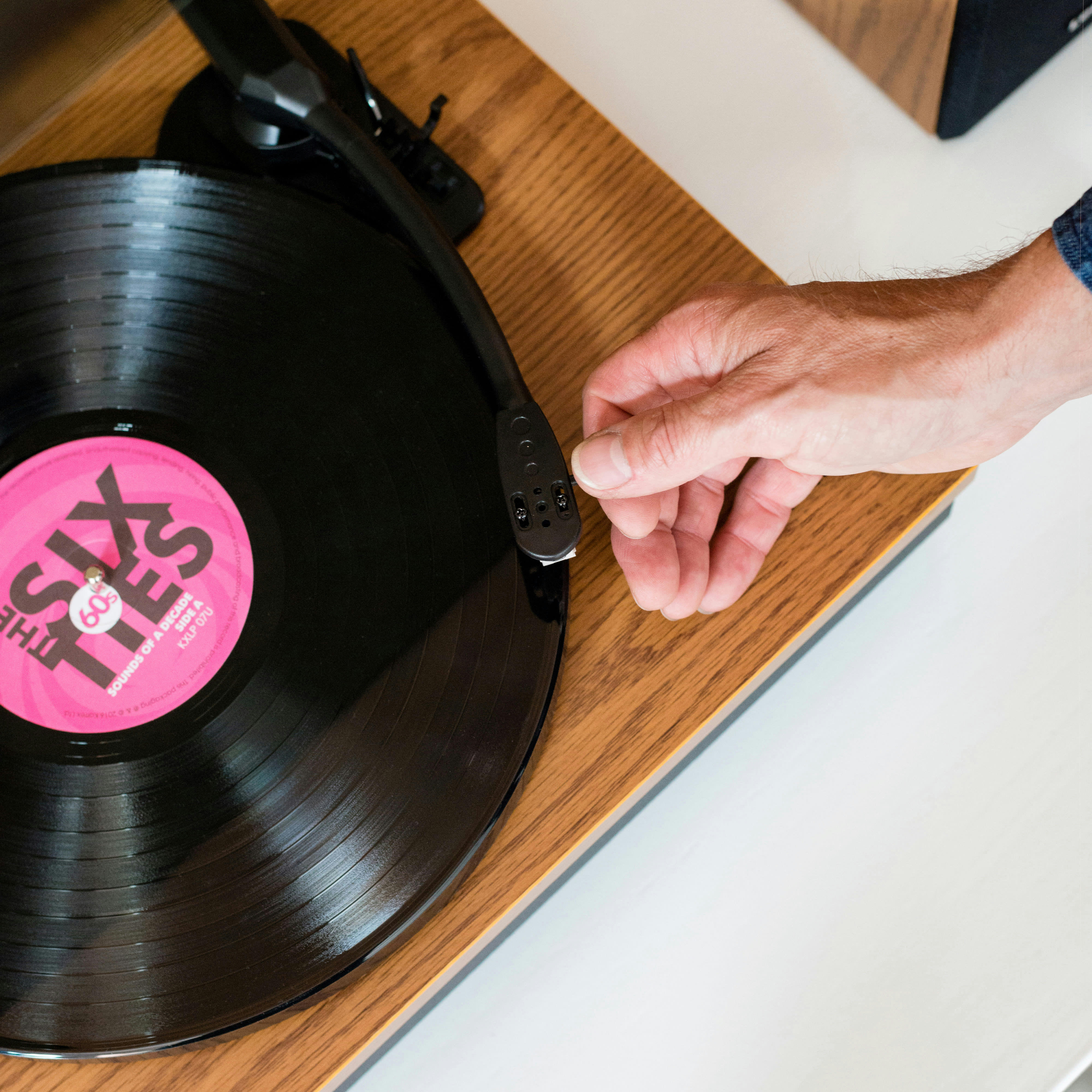 - Platine vinyle avec deux haut-parleurs externes en bois