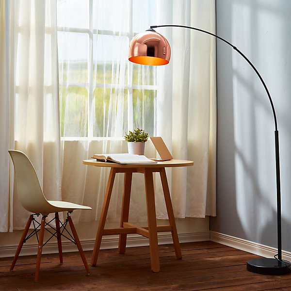 Lampadaire courbé en métal cuivré avec base imitation marbre