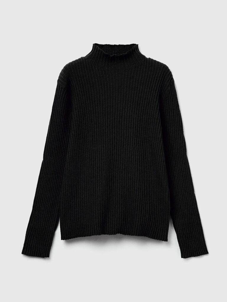 Sweater with ribbed high collar