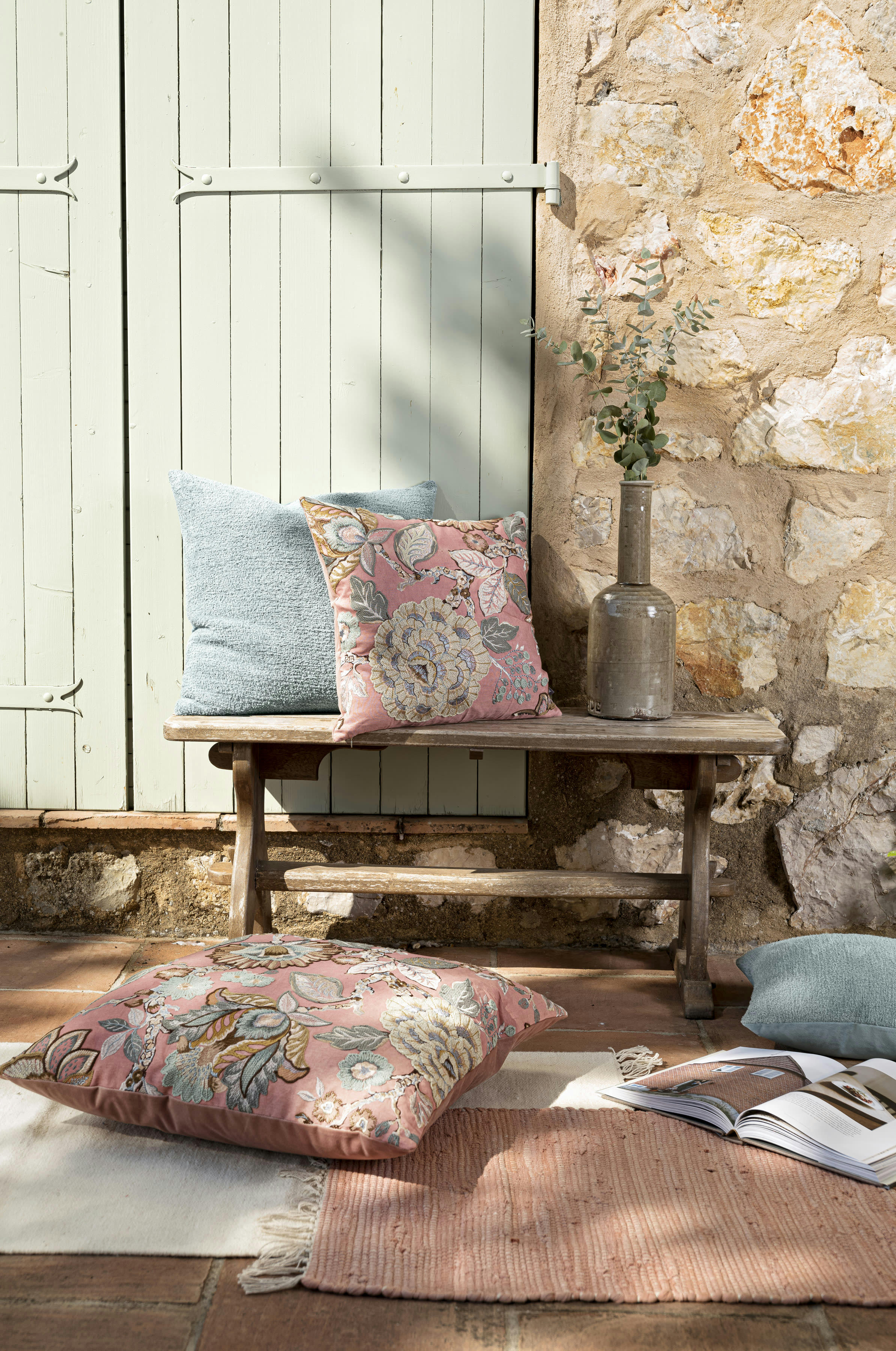 DUNYA - Housse de coussin brodée à fleurs sur fond rose coton 60x60