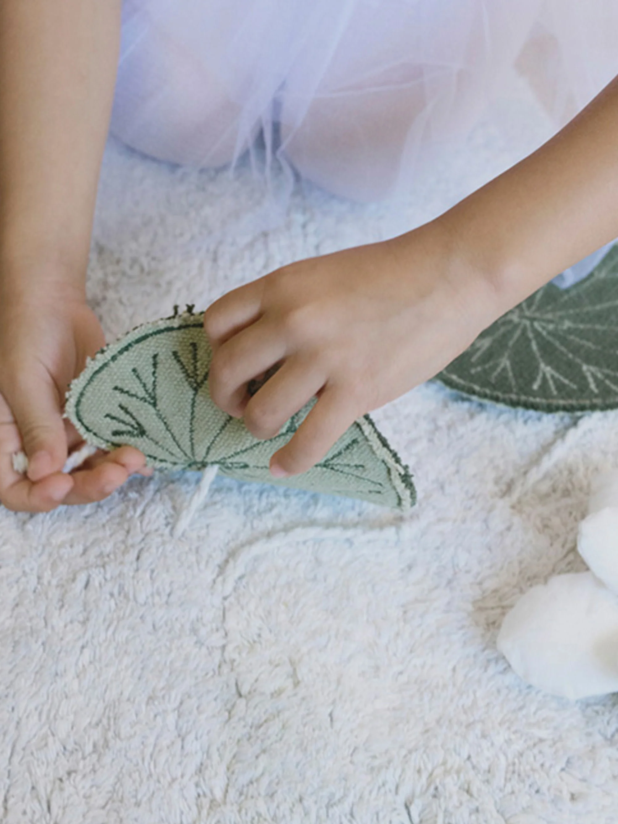 Handgefertigter Kinderteppich Swan Lake, waschbar