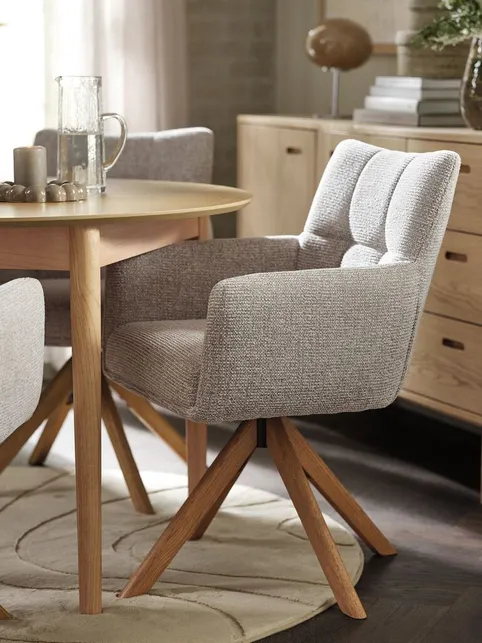 Spisebordsstol VEMMETOFTE drejebase beige stof/natur eg