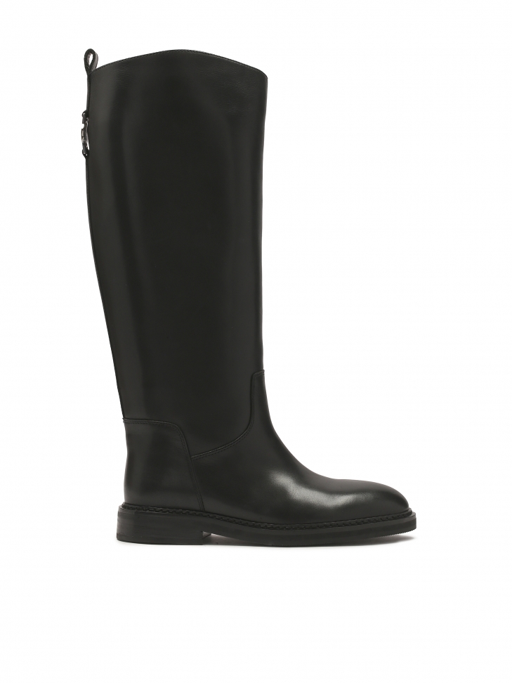 Slip-on black boots with flat sole