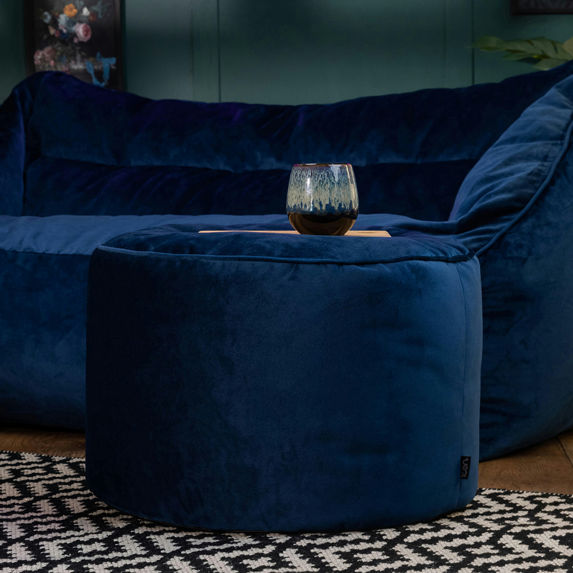 - Pouf velours bleu marine