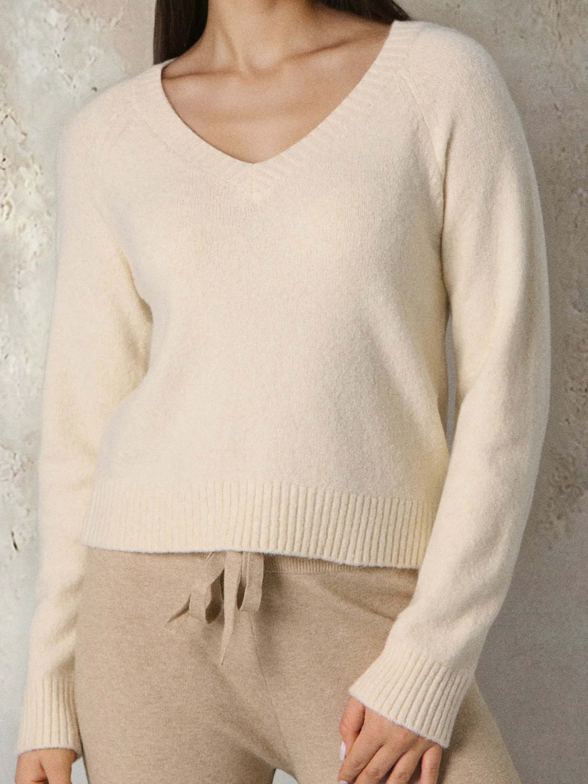 Sweter z dekoltem V