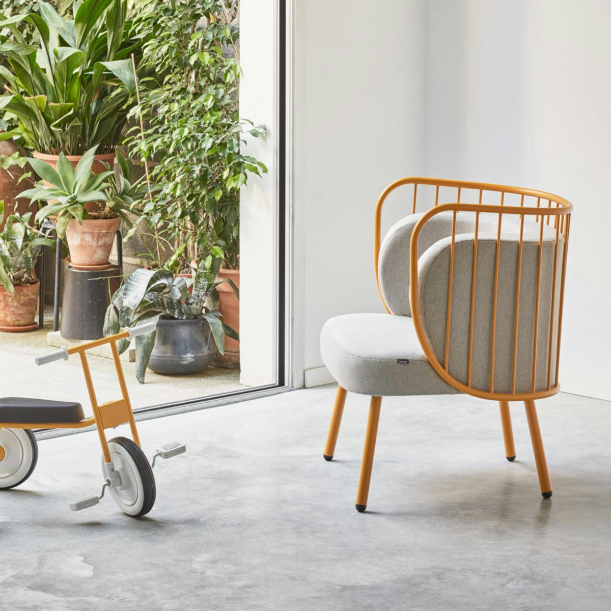 NABI - Fauteuil contemporain en tissu et métal moutarde