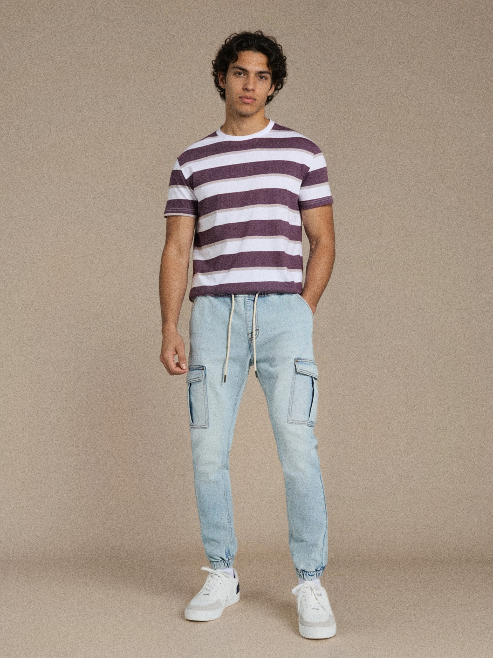 Jeansy jogger z efektem sprania