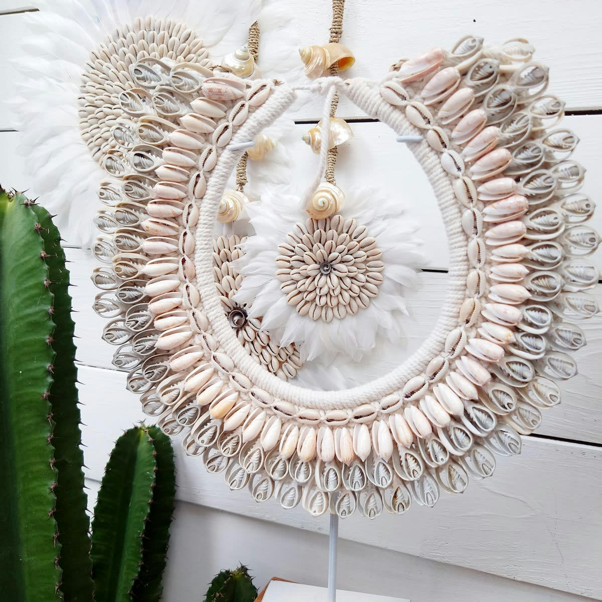 - Collier tribal en coquillages, beige  L32 x H 43 cm