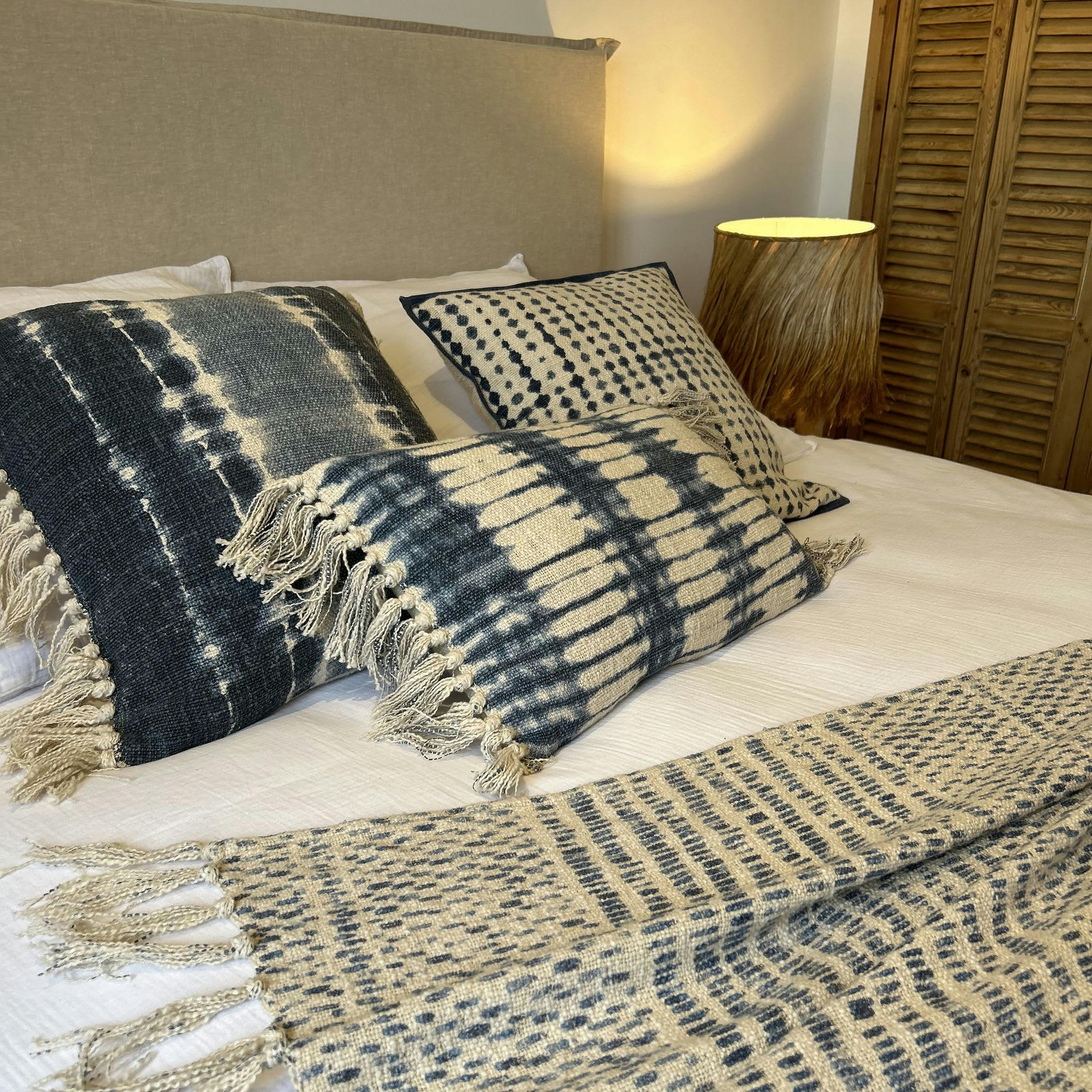 BELO - Coussin en coton bleu avec franges 30x50cm