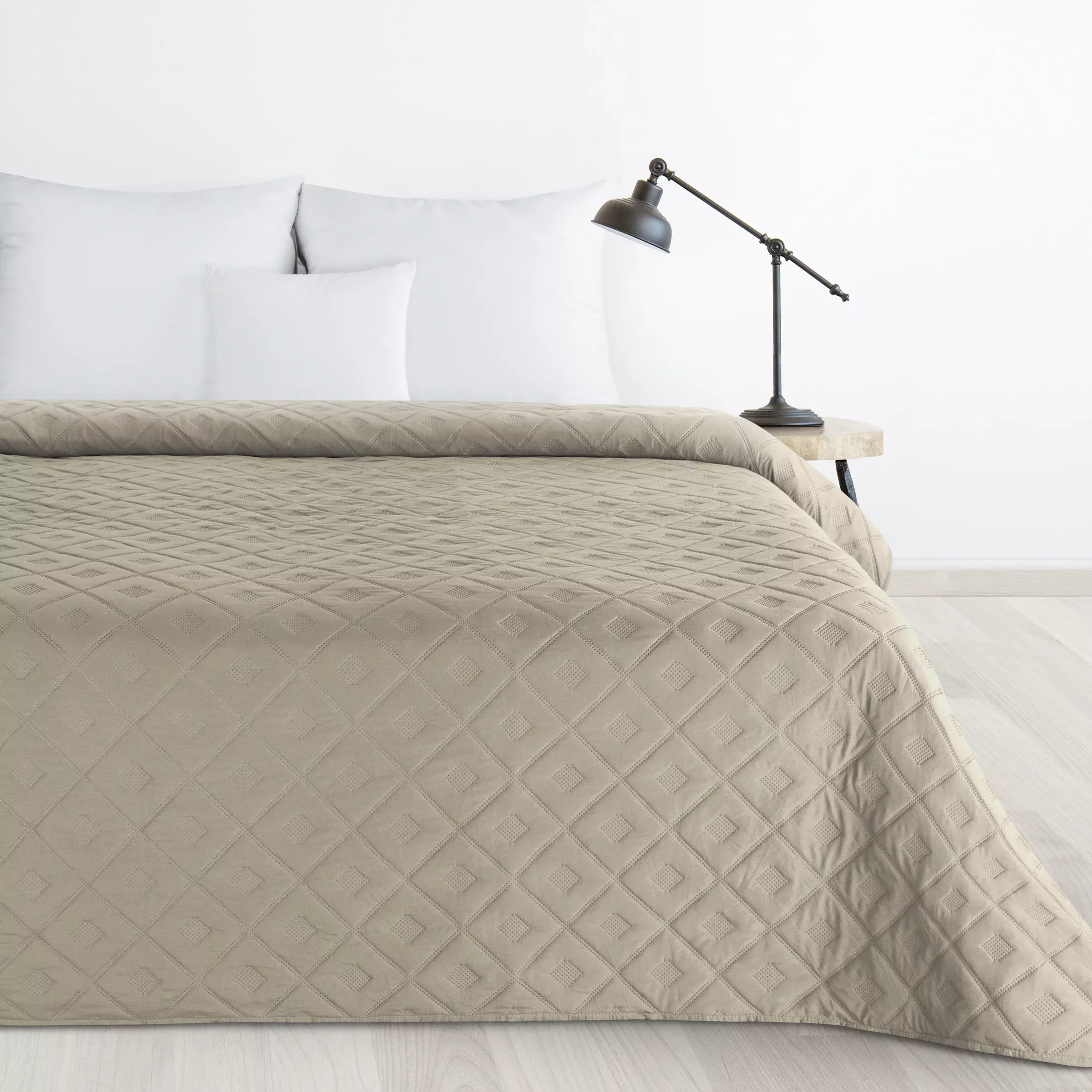 Narzuta ciemnobeżowa 220x220 cm z geometrycznym wzorem wykonana techniką hot press ALARA 6 Design 91