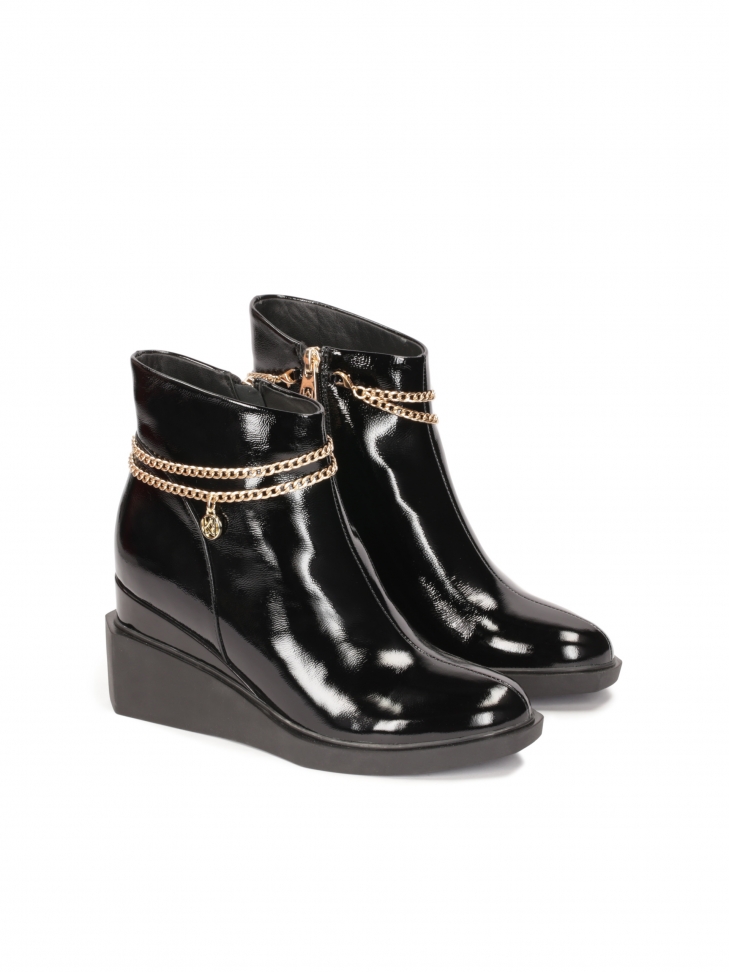 Ankle boots with detachable chain