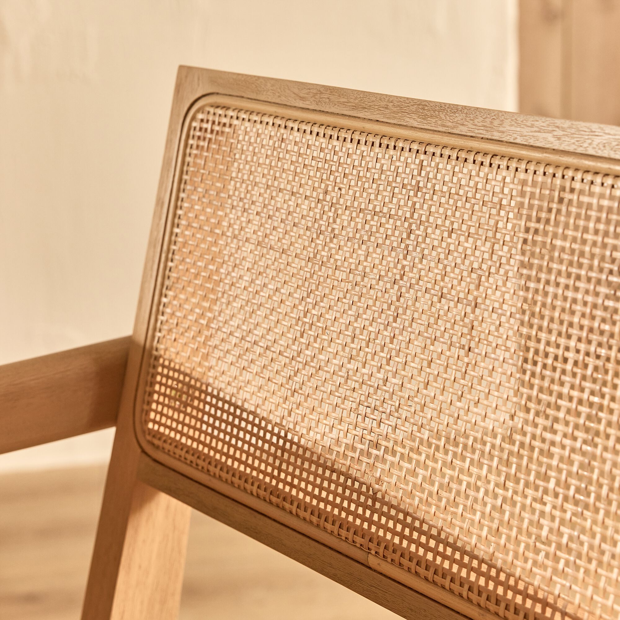 TARGO - Chaise de repas avec accoudoirs en acajou et cannage - bois clair