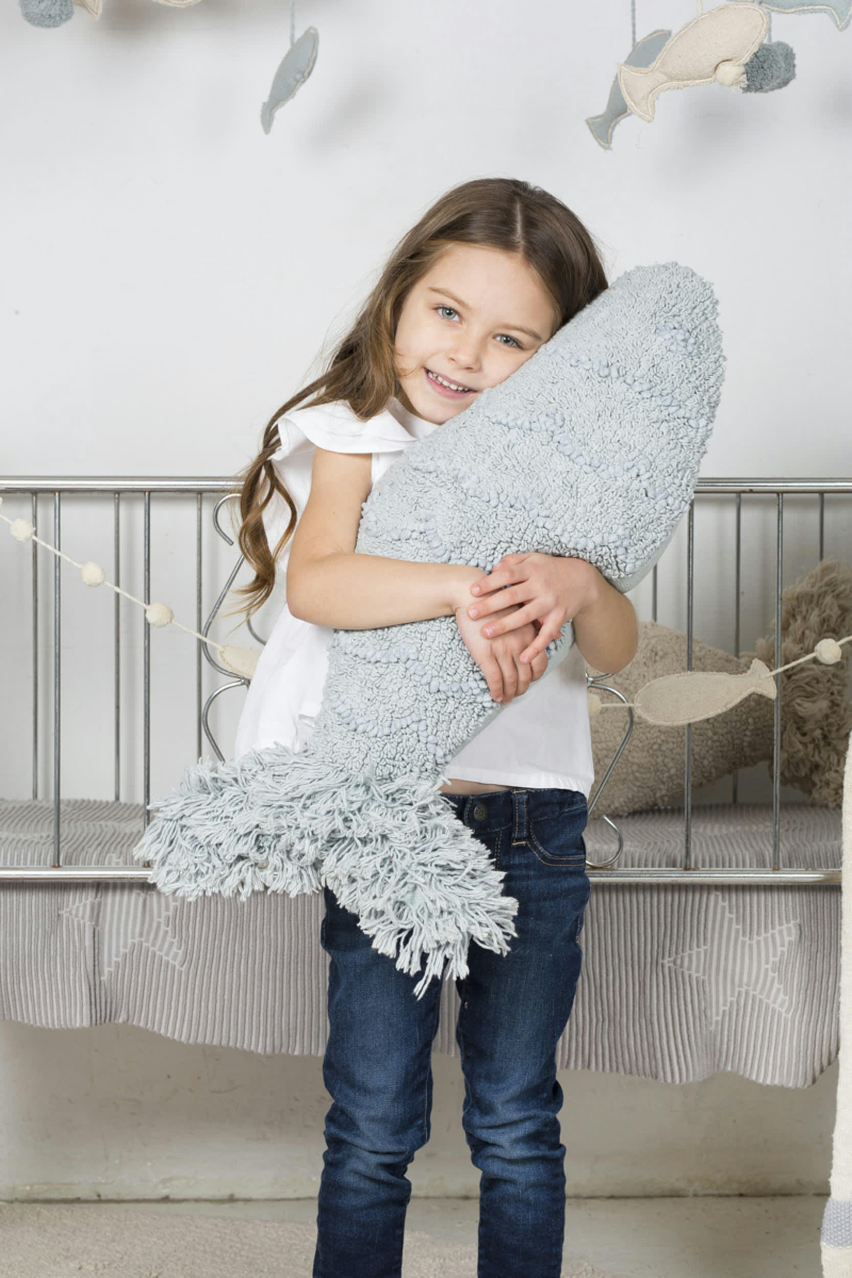 THE SEA - Coussin poisson en coton bleu 60x27