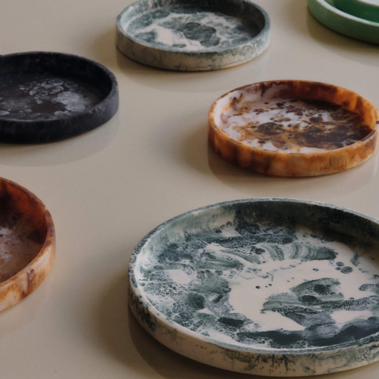 Ferm Living Mist Dienblad - Ø 20 cm - Emerald Off-White