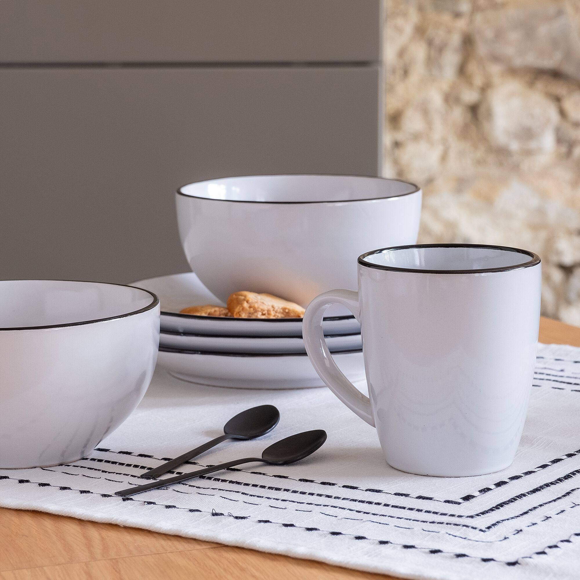 ANNE - Mug en grès avec liseré noir D8,7cm - blanc