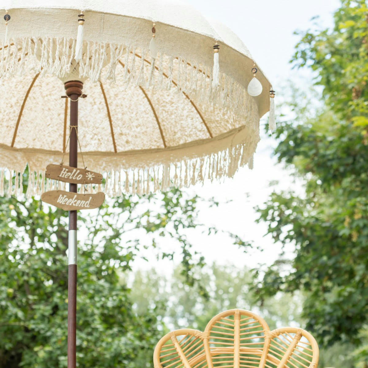 PILOU - Parasol en bois et tissu blanc à pompons