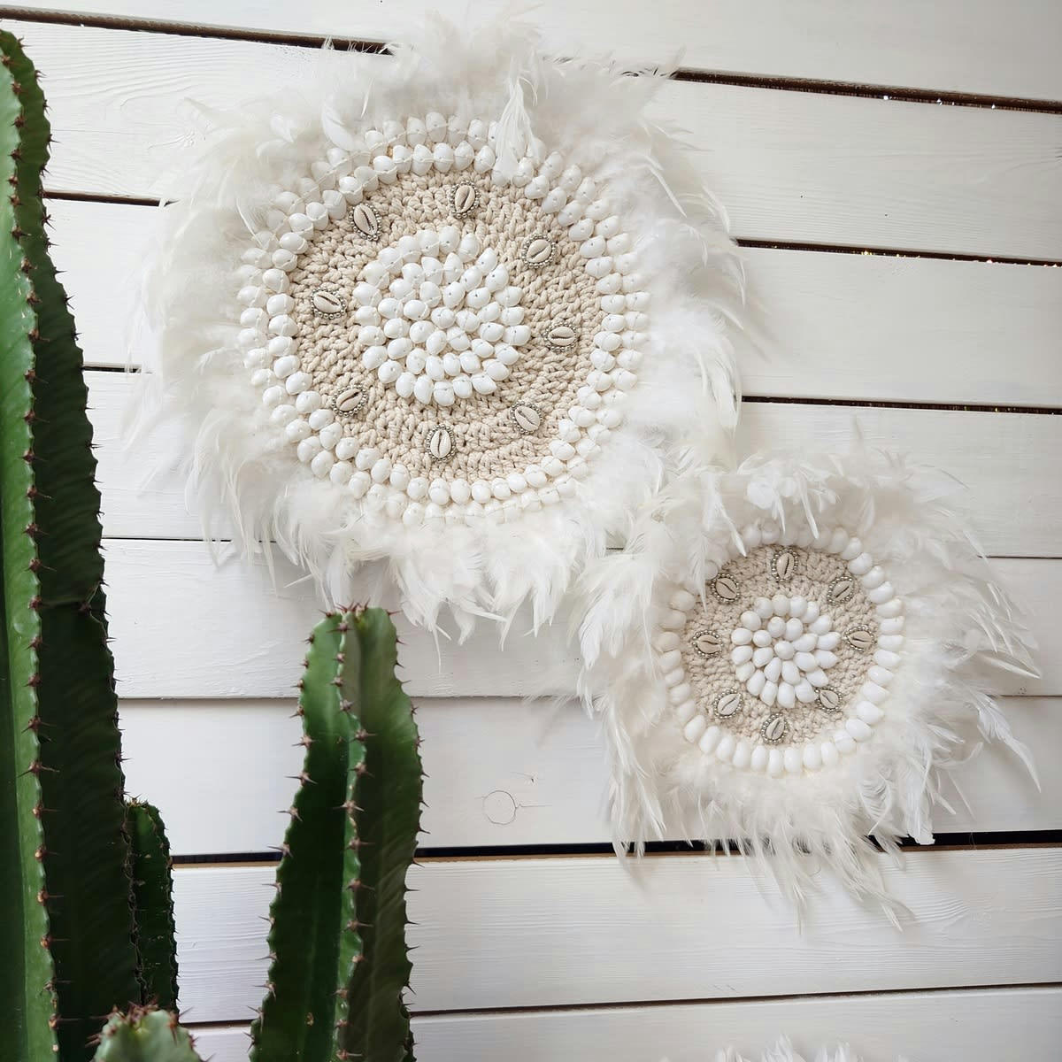 BALIRA - Décoration murale en plumes et coquillages, blanc D30 cm