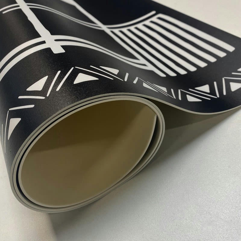 BAKWIRI - Tapis Vinyle Médium l 50xL120cm Noir Ethnique