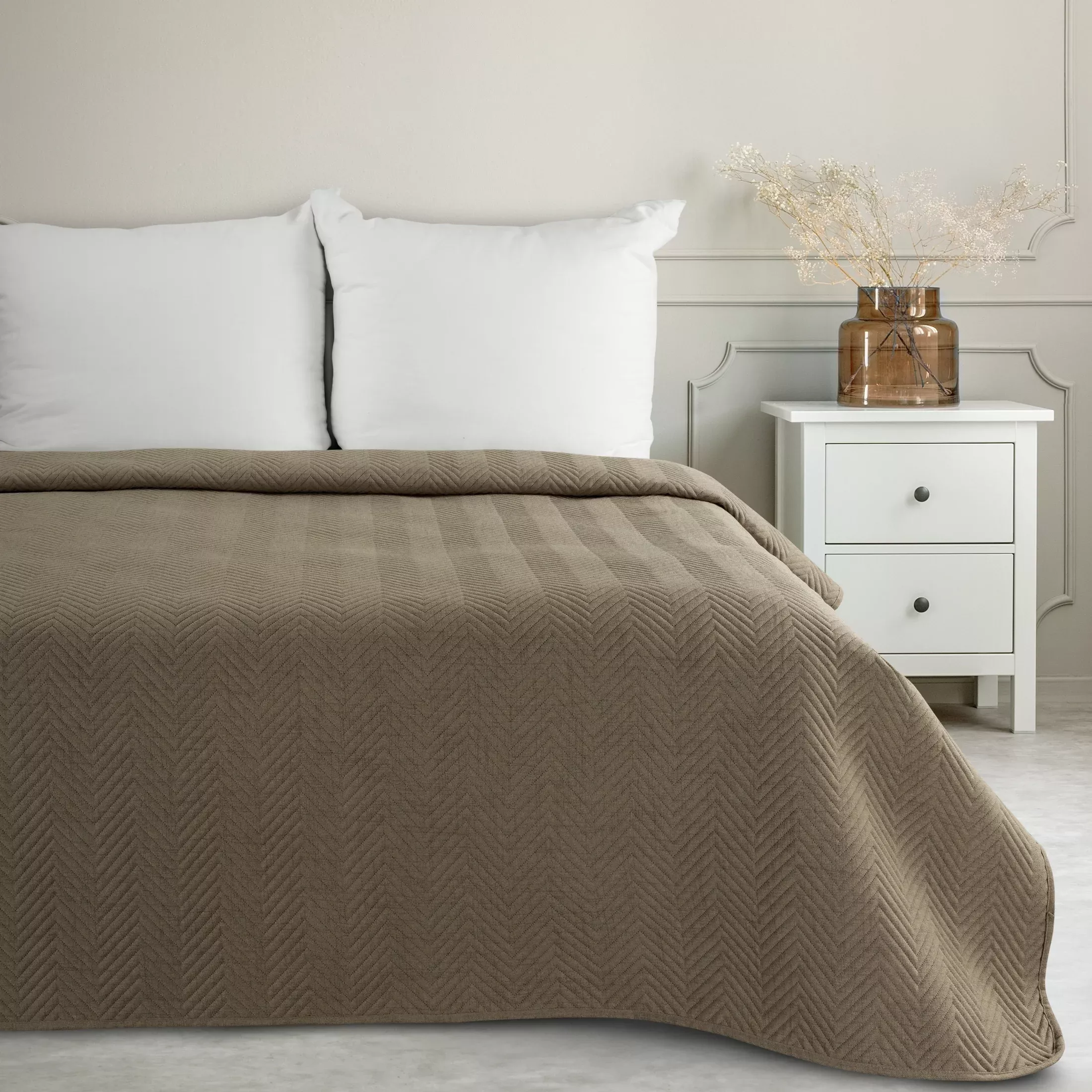 Narzuta z tkaniny o strukturze lnu ciemnobeżowa 200x220 cm pikowana w wzór jodełki LEN 3 Eurofirany Premium
