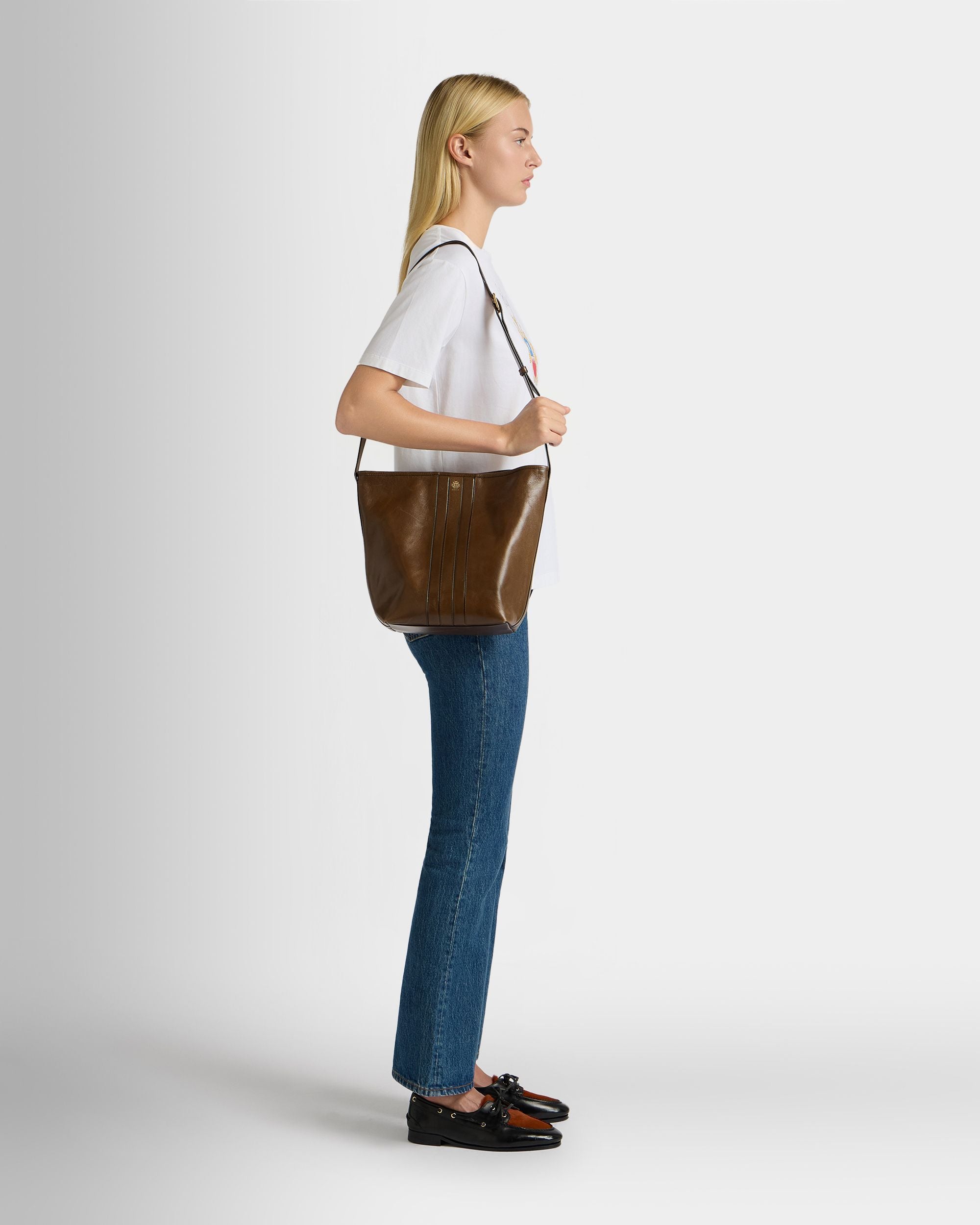 Signature Bucket Bag Aus Braunem Leder