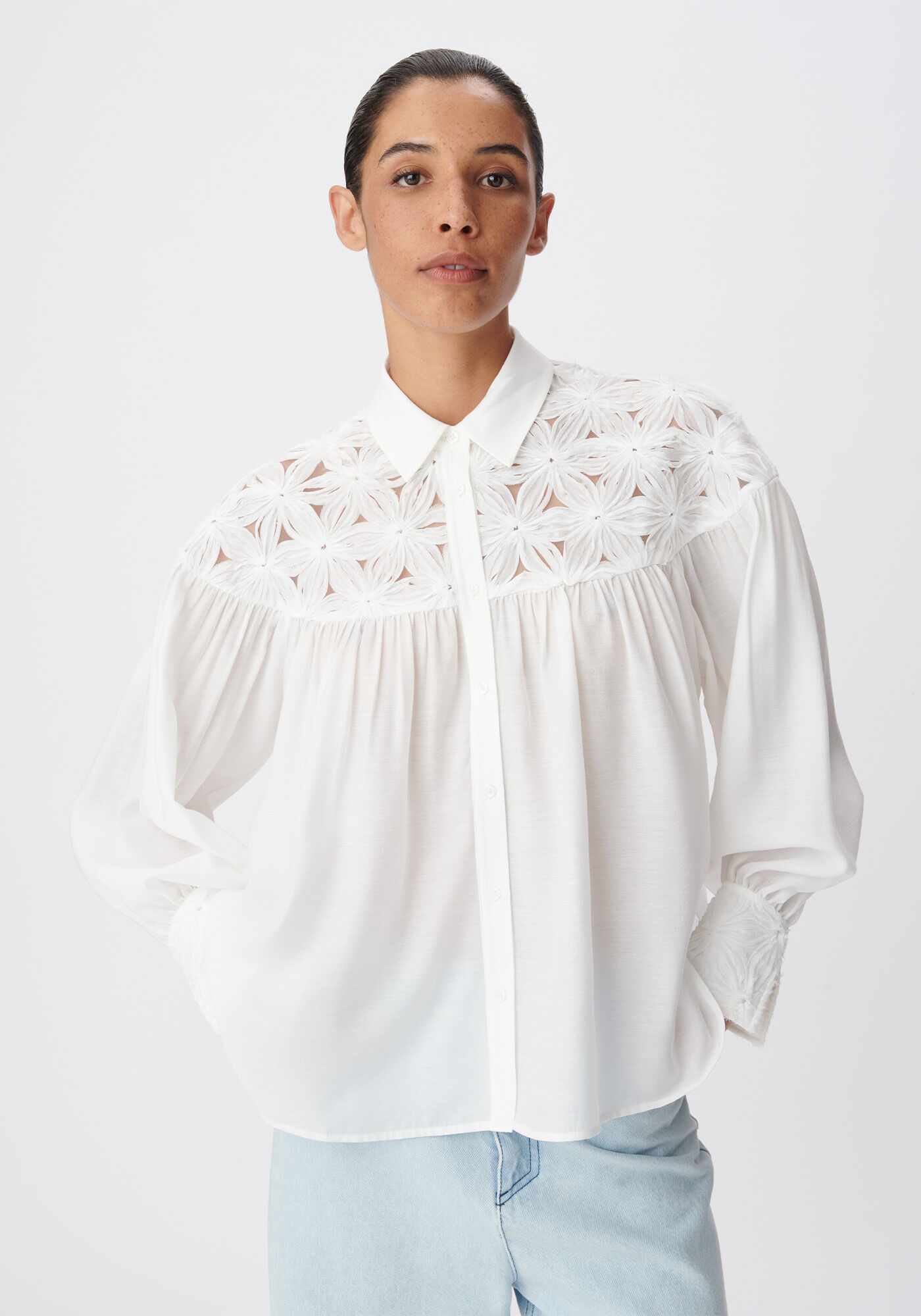 Chemise fluide blanche détails fleurs Femme