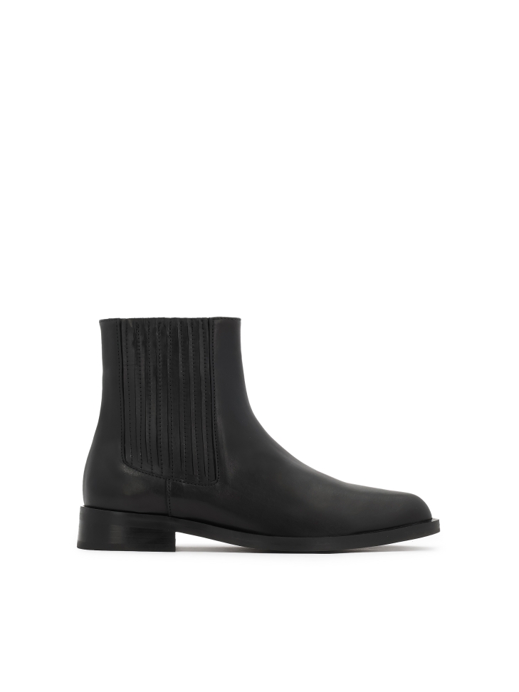 Classic black Chelsea boots