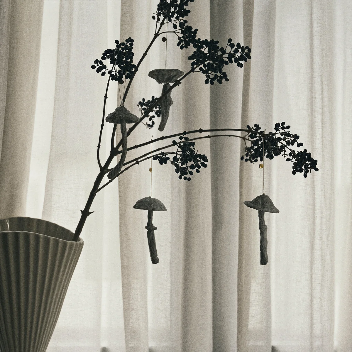 Ferm Living - Mushroom Ornament, faded weiß (3 Caps)