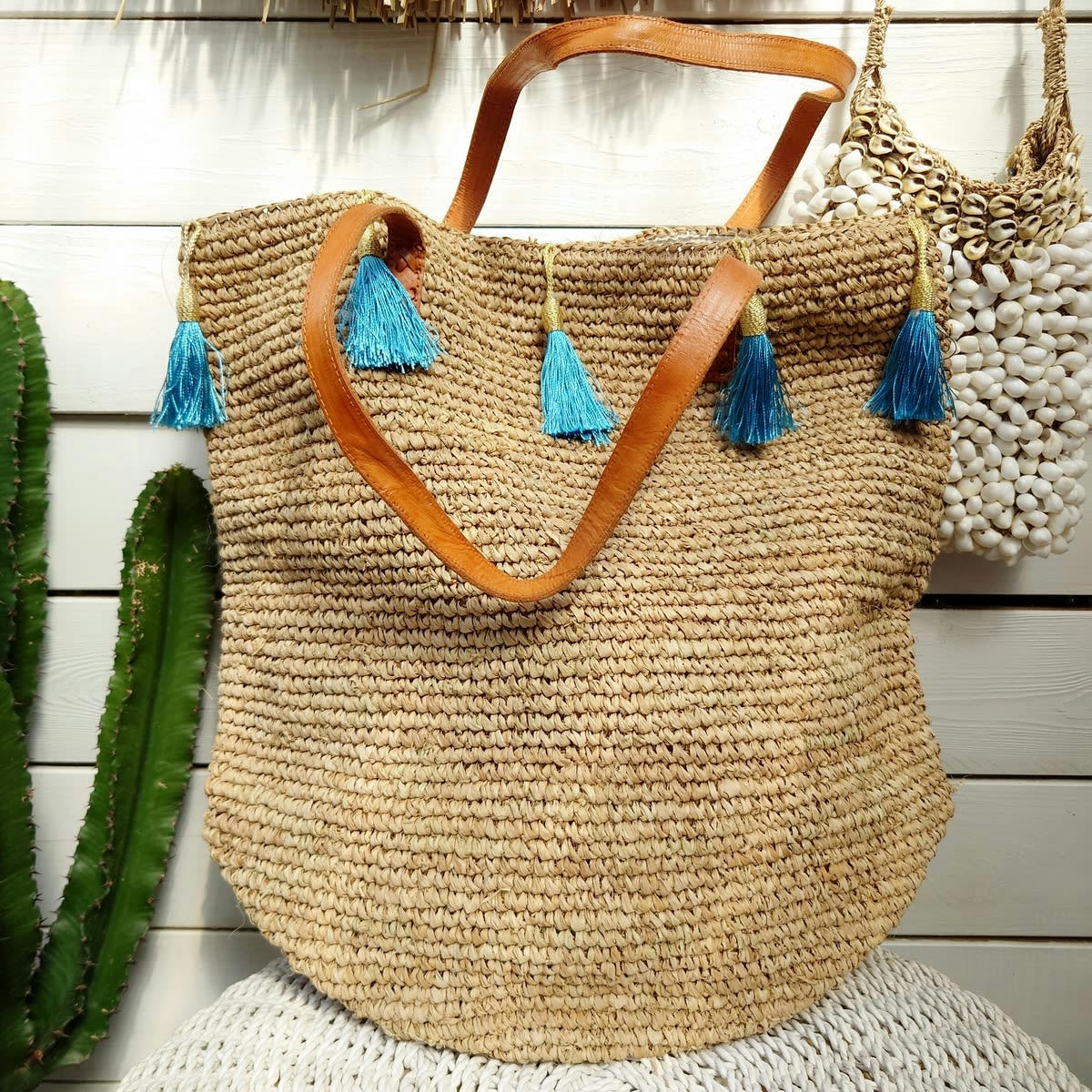 JEMEN - Sac en raphia à pompons, anses en cuir, beige