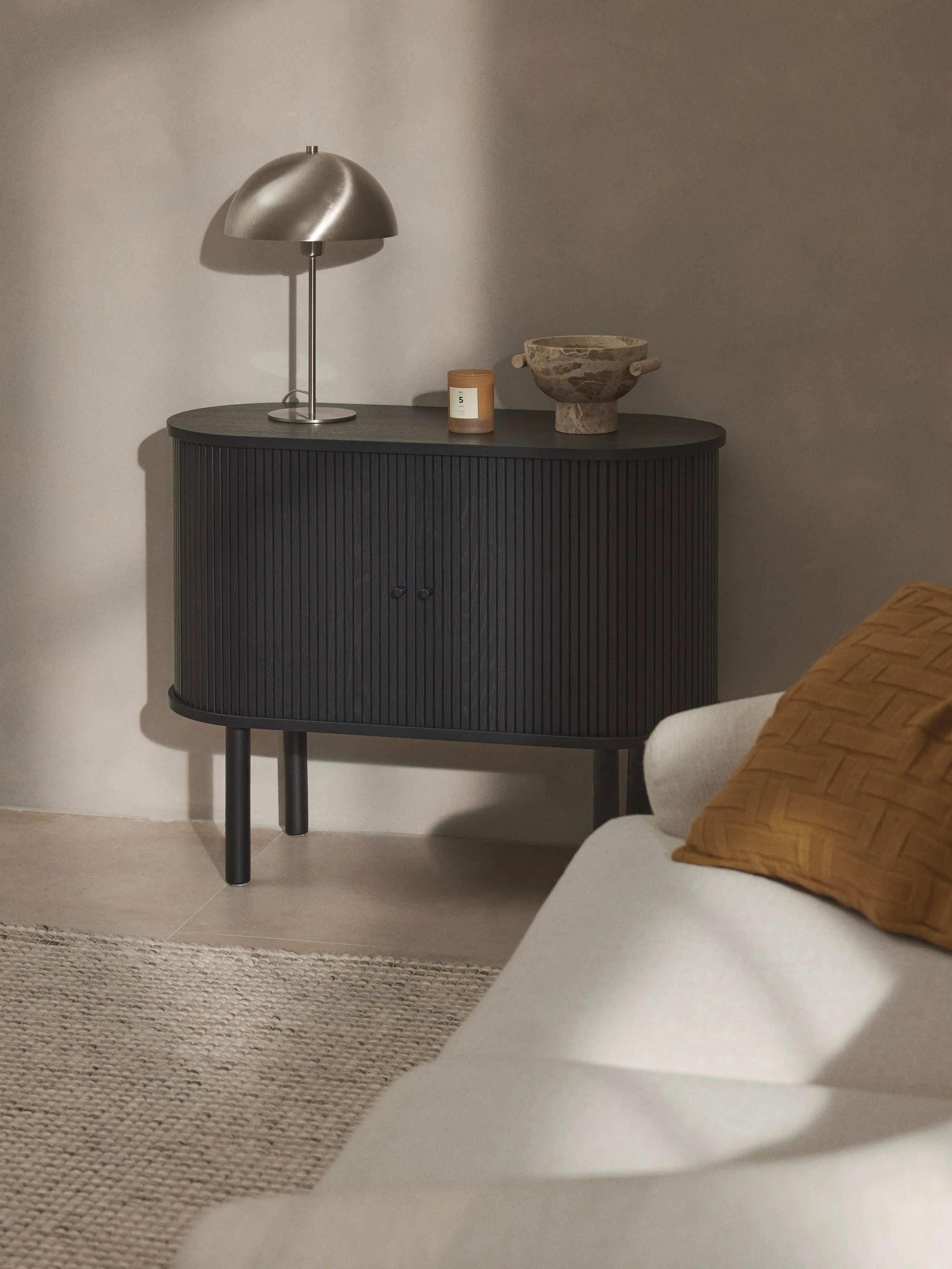 Kleines Sideboard Calary mit geriffelter Front
