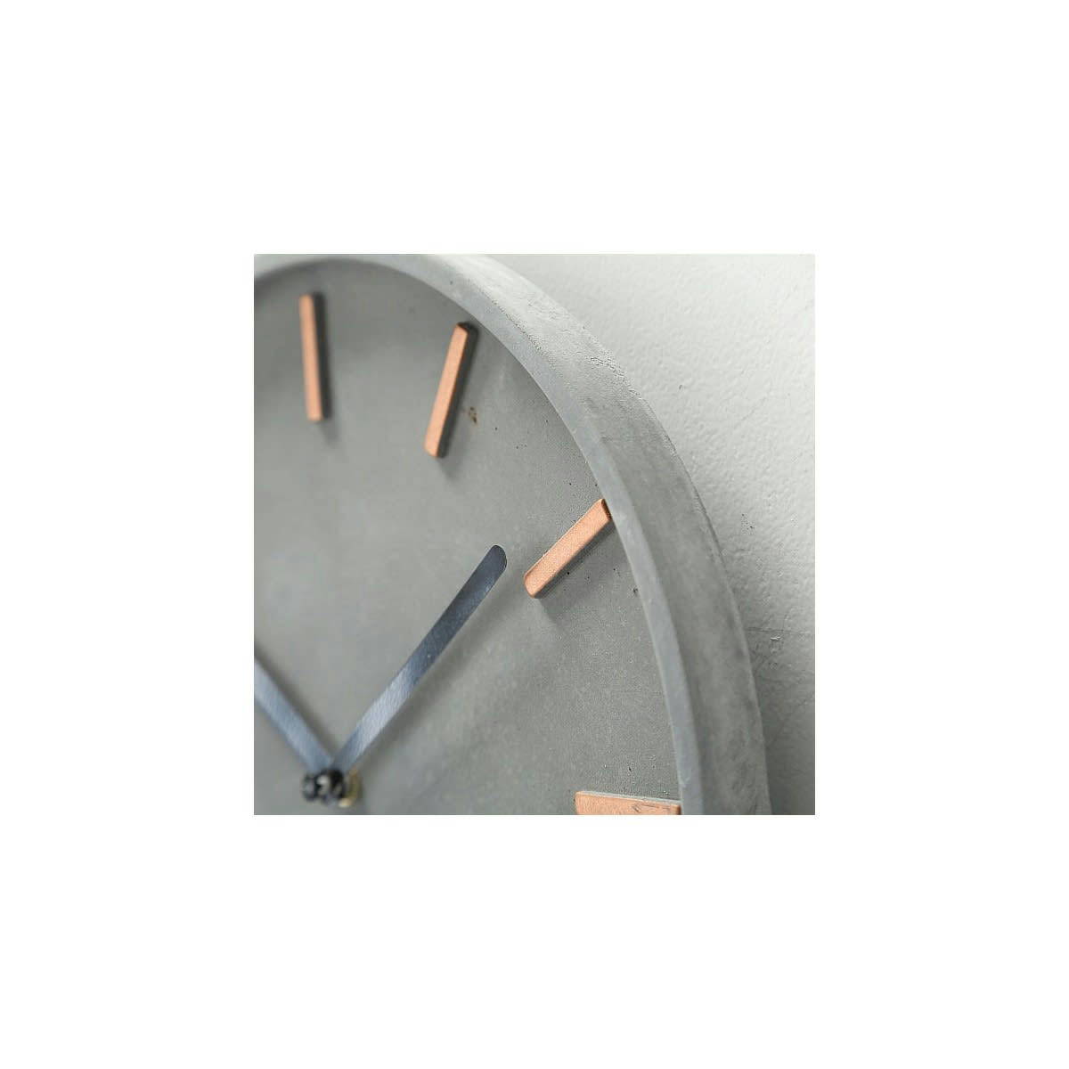 CIMENT - Horloge murale ronde en ciment gris et métal cuivre D28