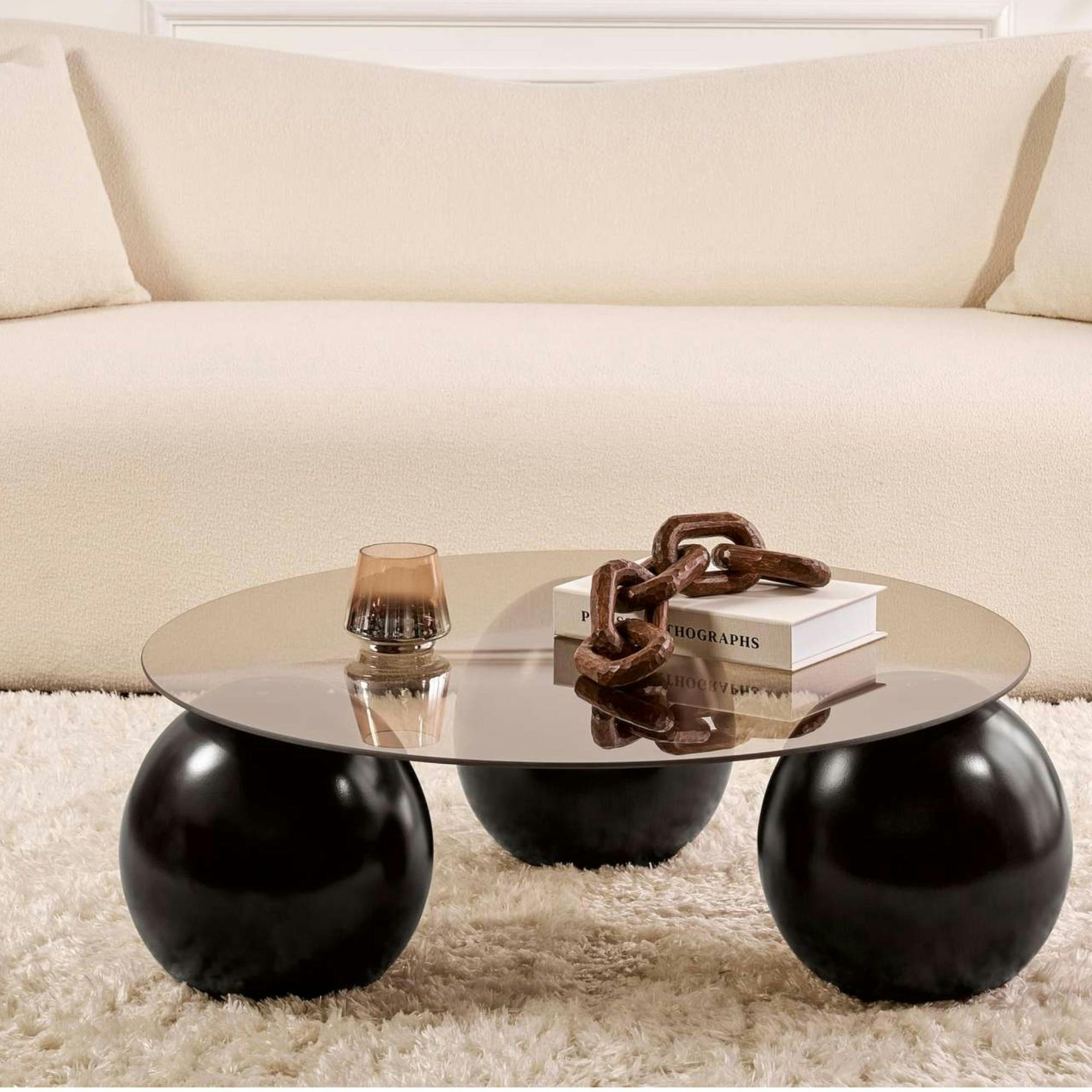 Table basse ronde verre ambré - 3 pieds boules noirs KOCHI
