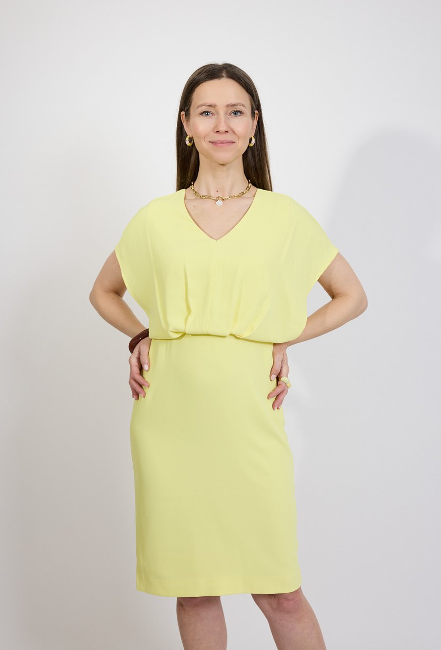 Elegancka sukienka z dekoltem V